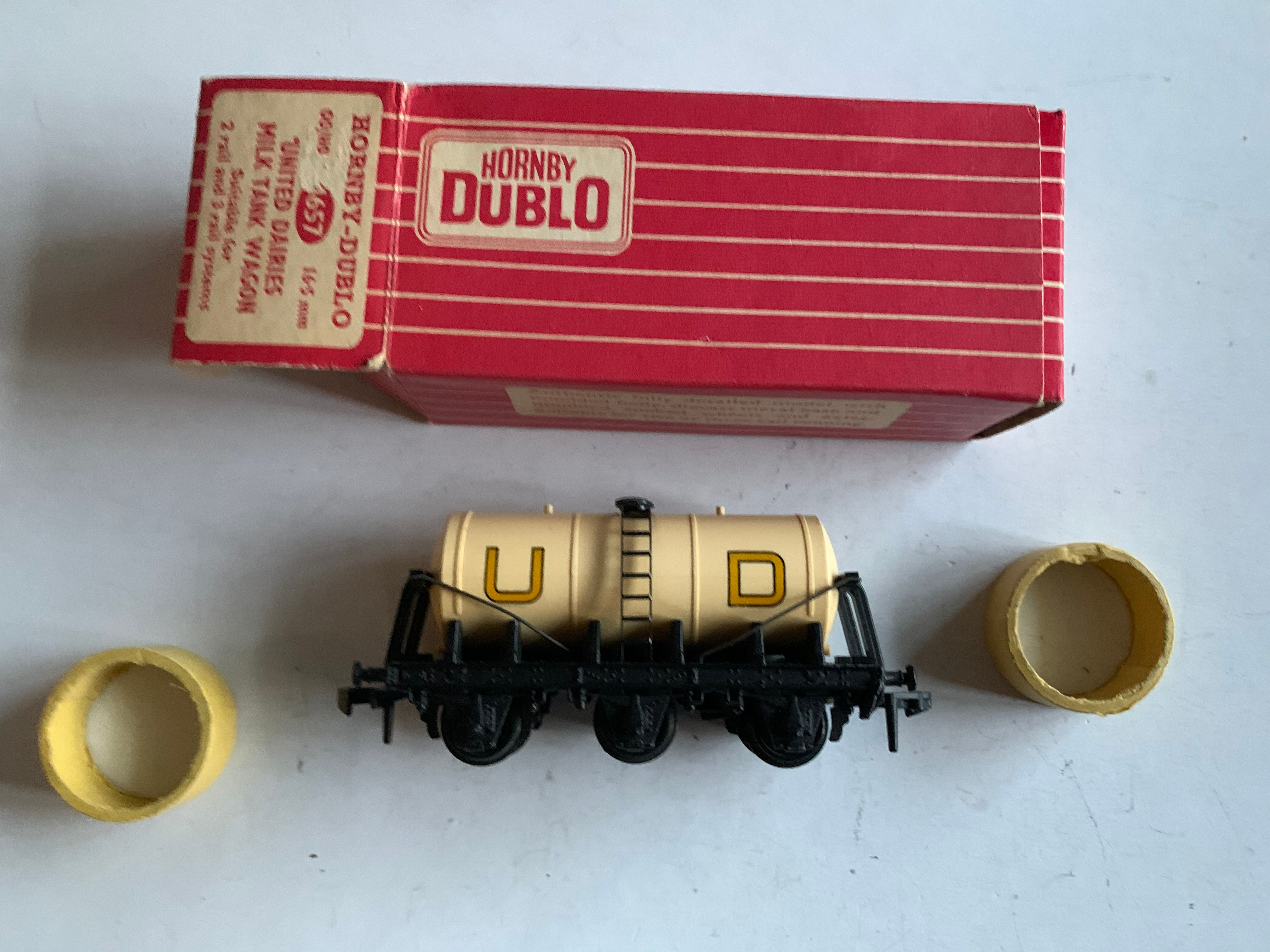 4657 UNITED DAIRIES UD TANK WAGON (plastic couplings)