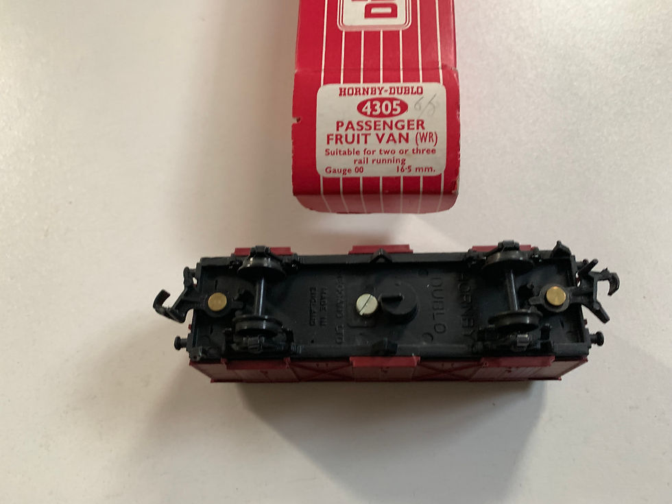 Thumbnail: 4305 PASSENGER FRUIT VAN W.R. (plastic couplings) BOXED