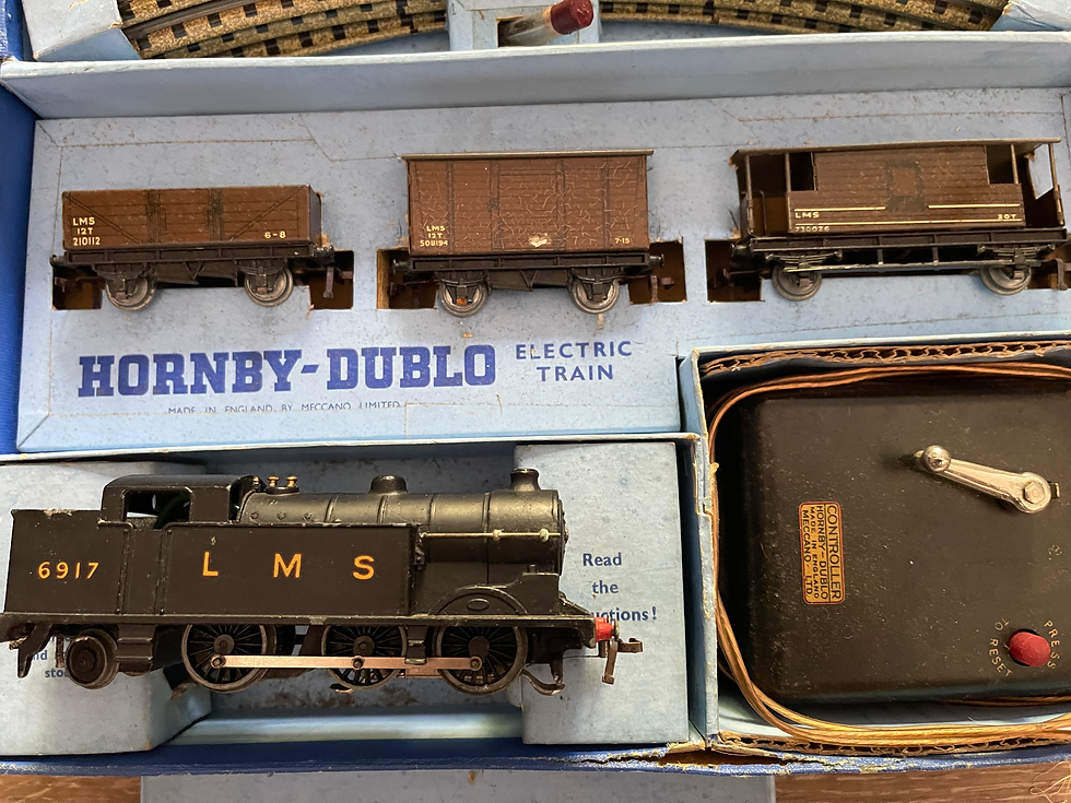 Thumbnail: EDG7 LMS TANK GOODS TRAIN SET