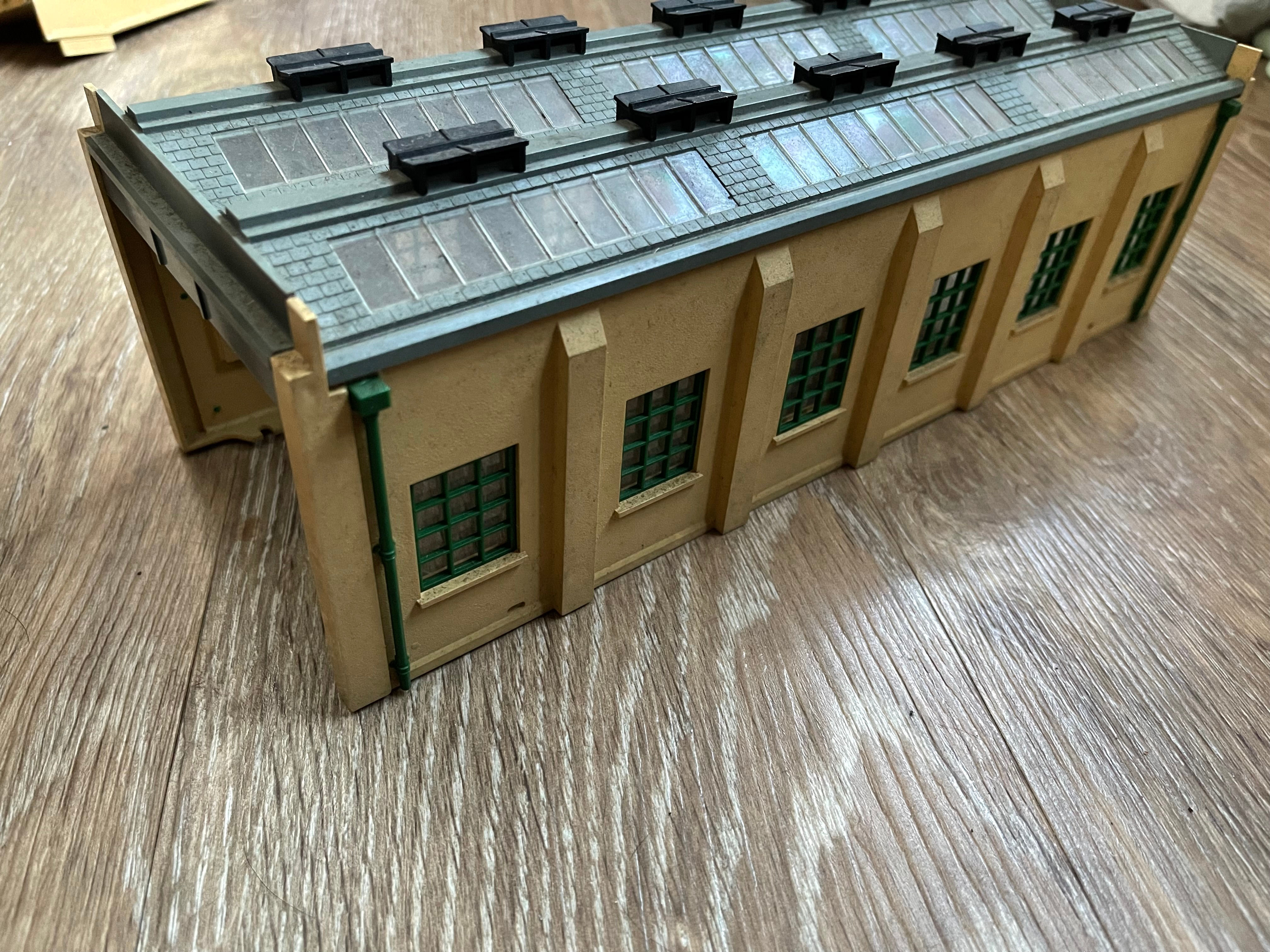 5005 ENGINE SHED (2 ROAD) UNBOXED