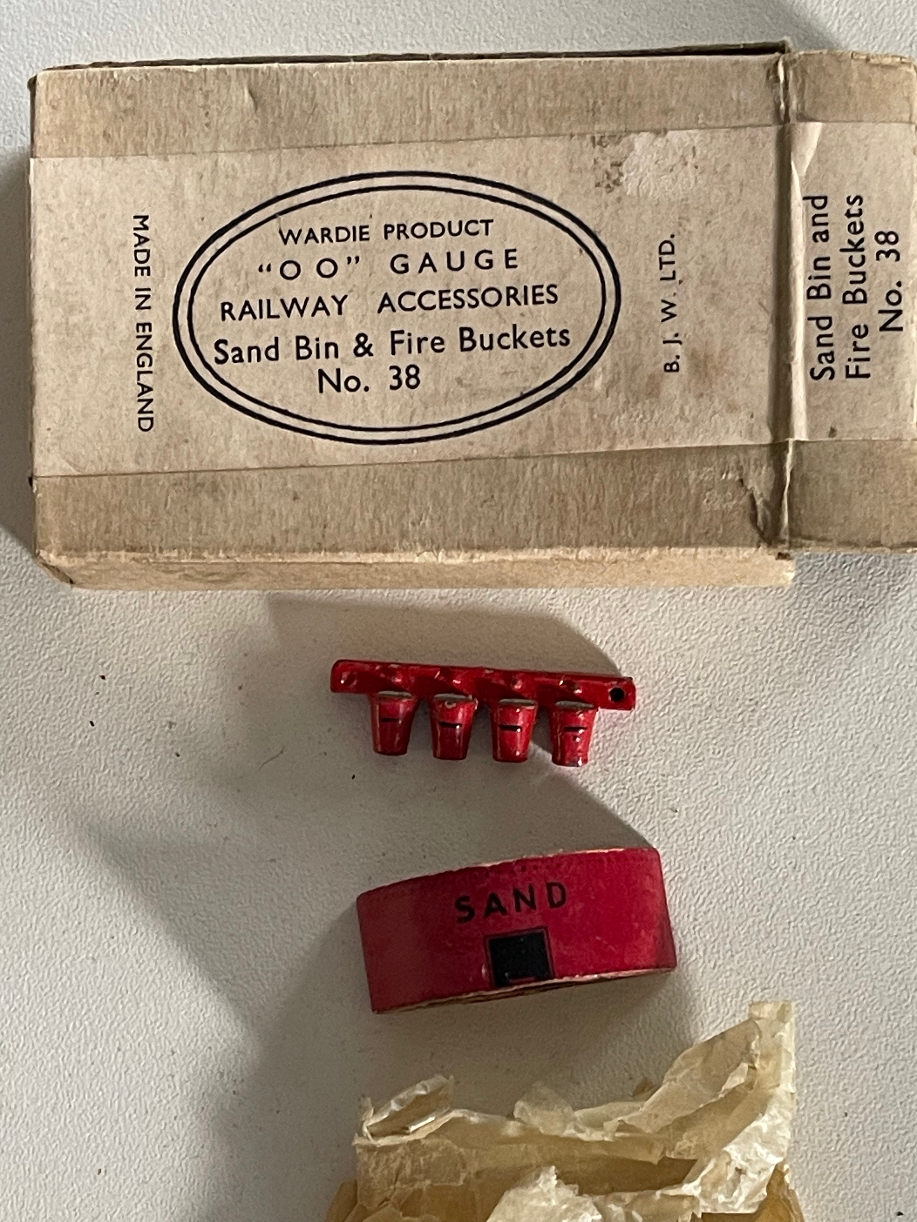 WARDIE MASTER MODELS - No. 38 SAND BIN AND FIRE BUCKETS