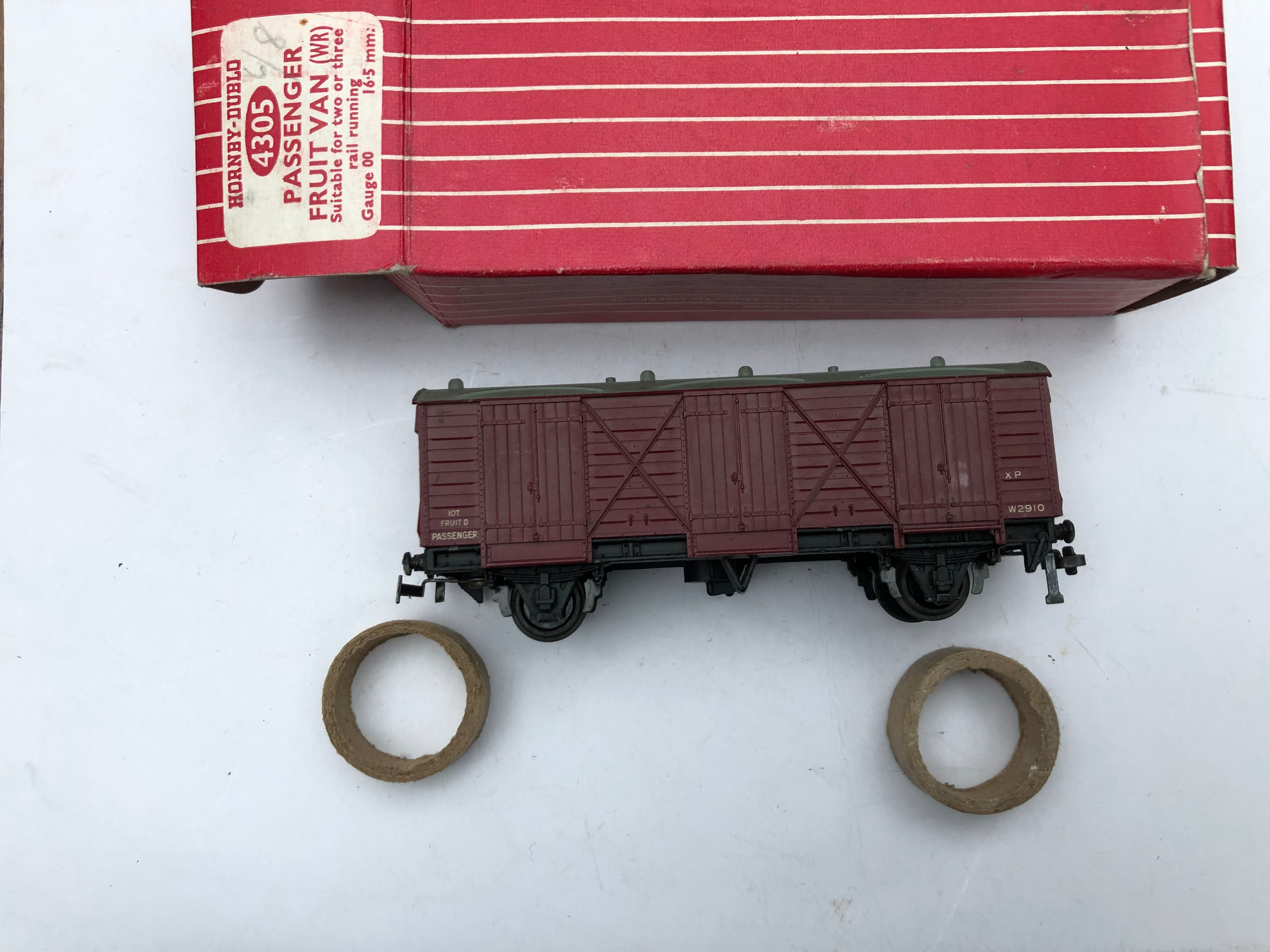 4305 PASSENGER FRUIT VAN W.R. (metal couplings) BOXED