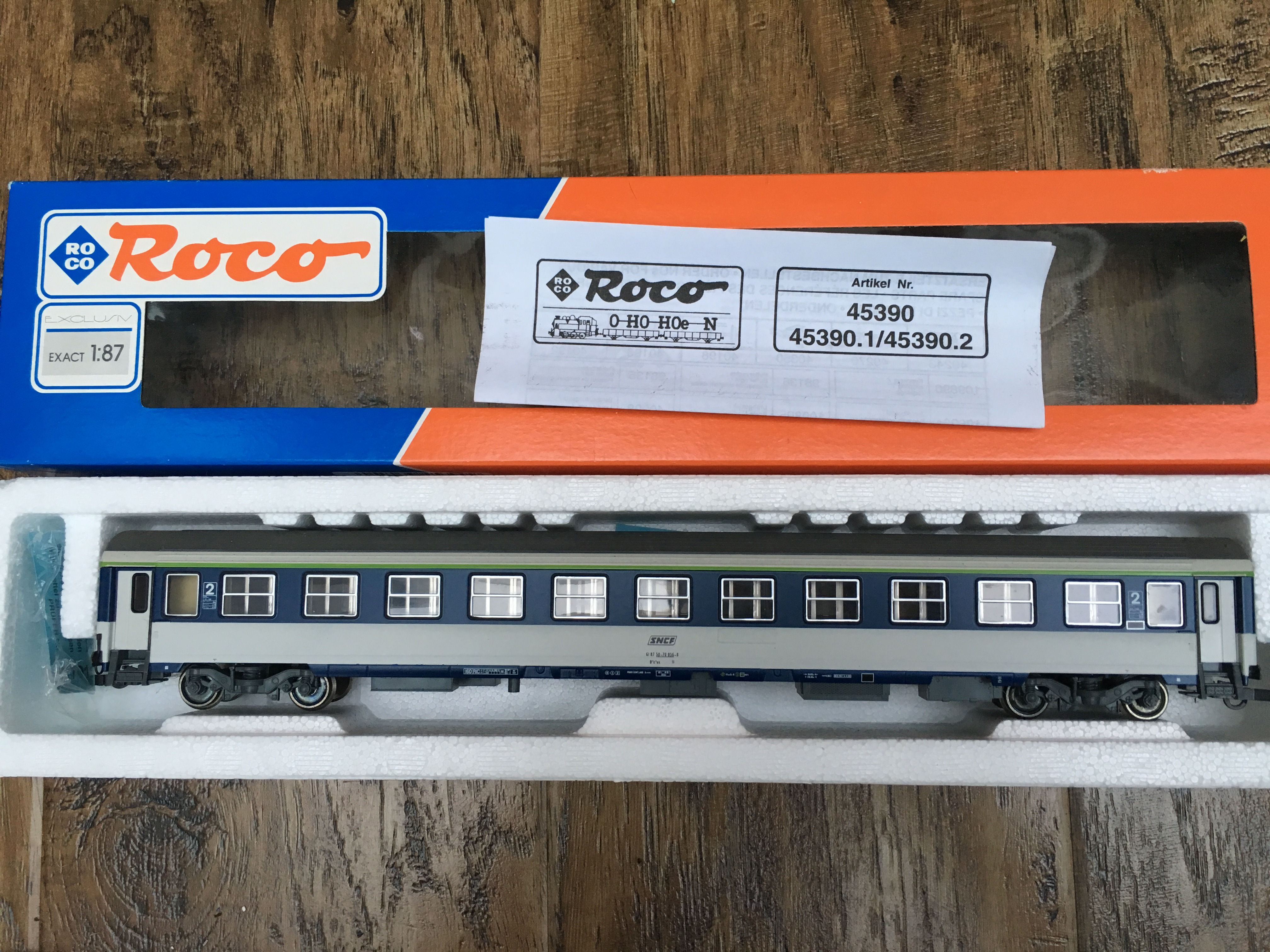 ROCO 45390 SNCF 2nd CLASS PASSENGER COACH