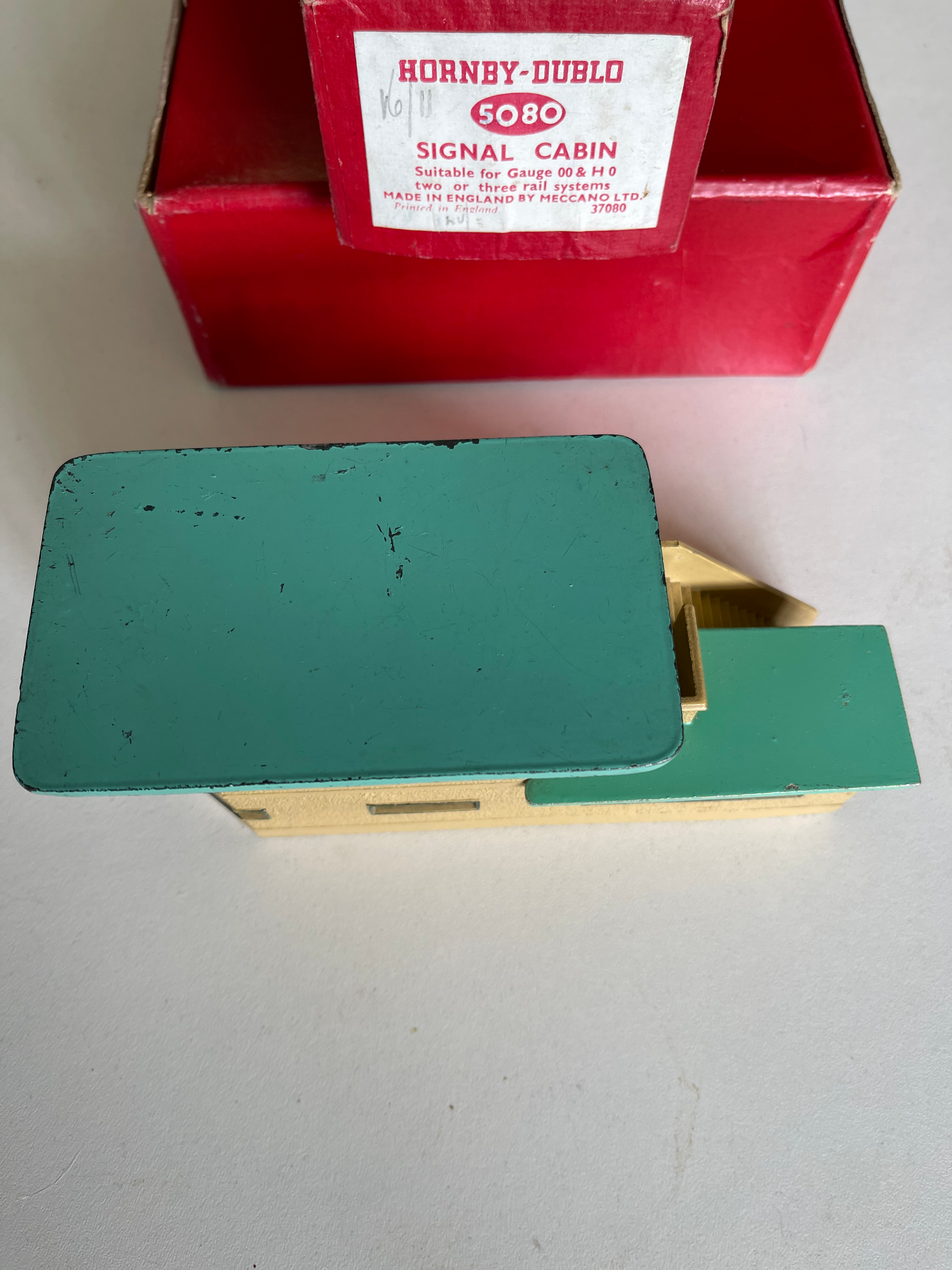 5080 D1 RARE GREEN SIGNAL CABIN