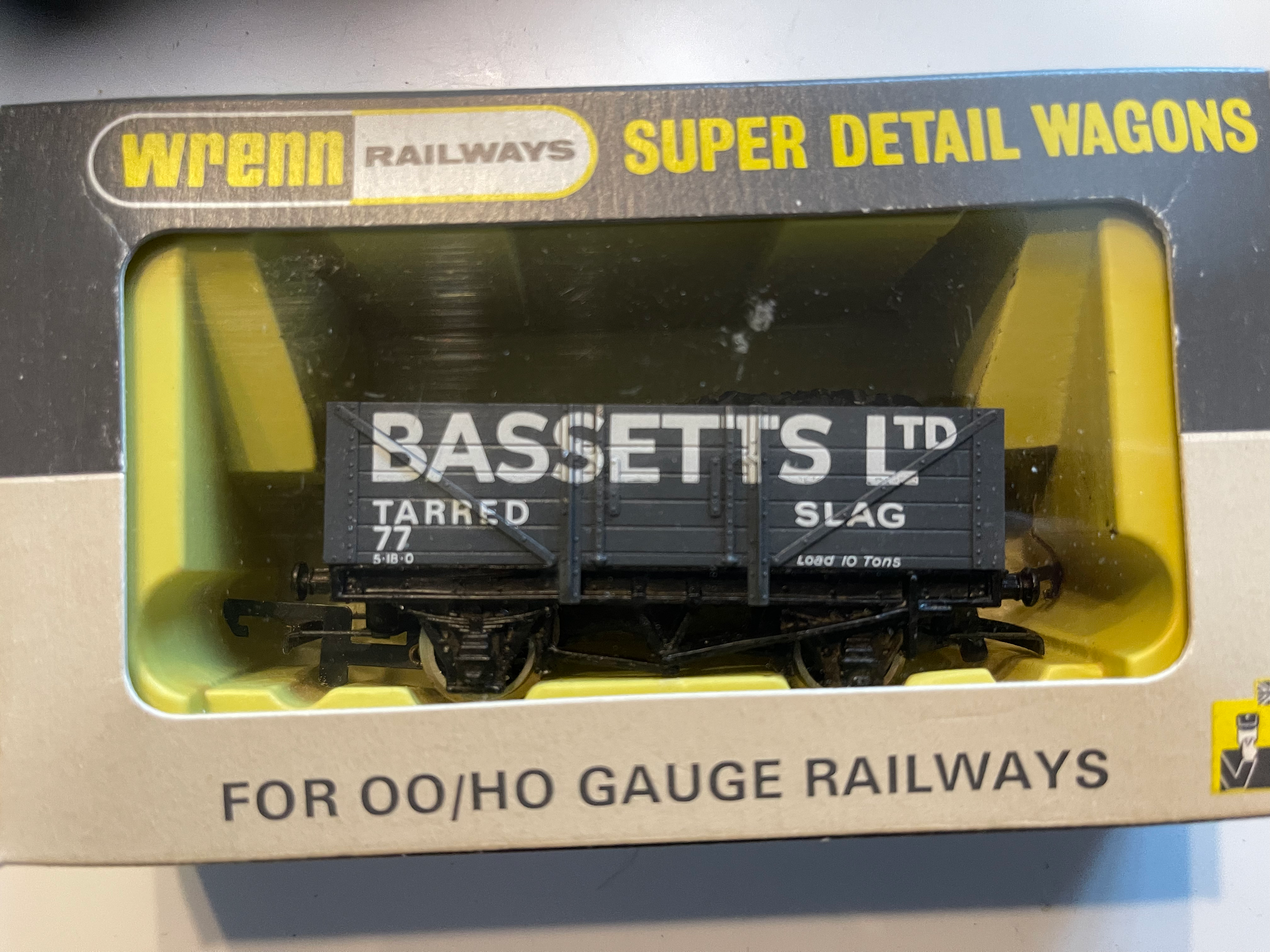 W5074 BASSETTS TARRED SLAG COAL WAGON WITH LOAD - PERIOD 4