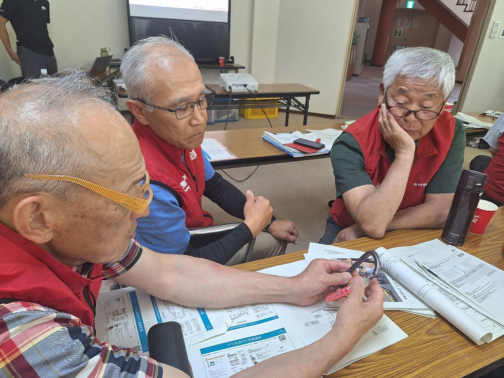 用具の点検実技研修　不具合箇所について意見交換中
