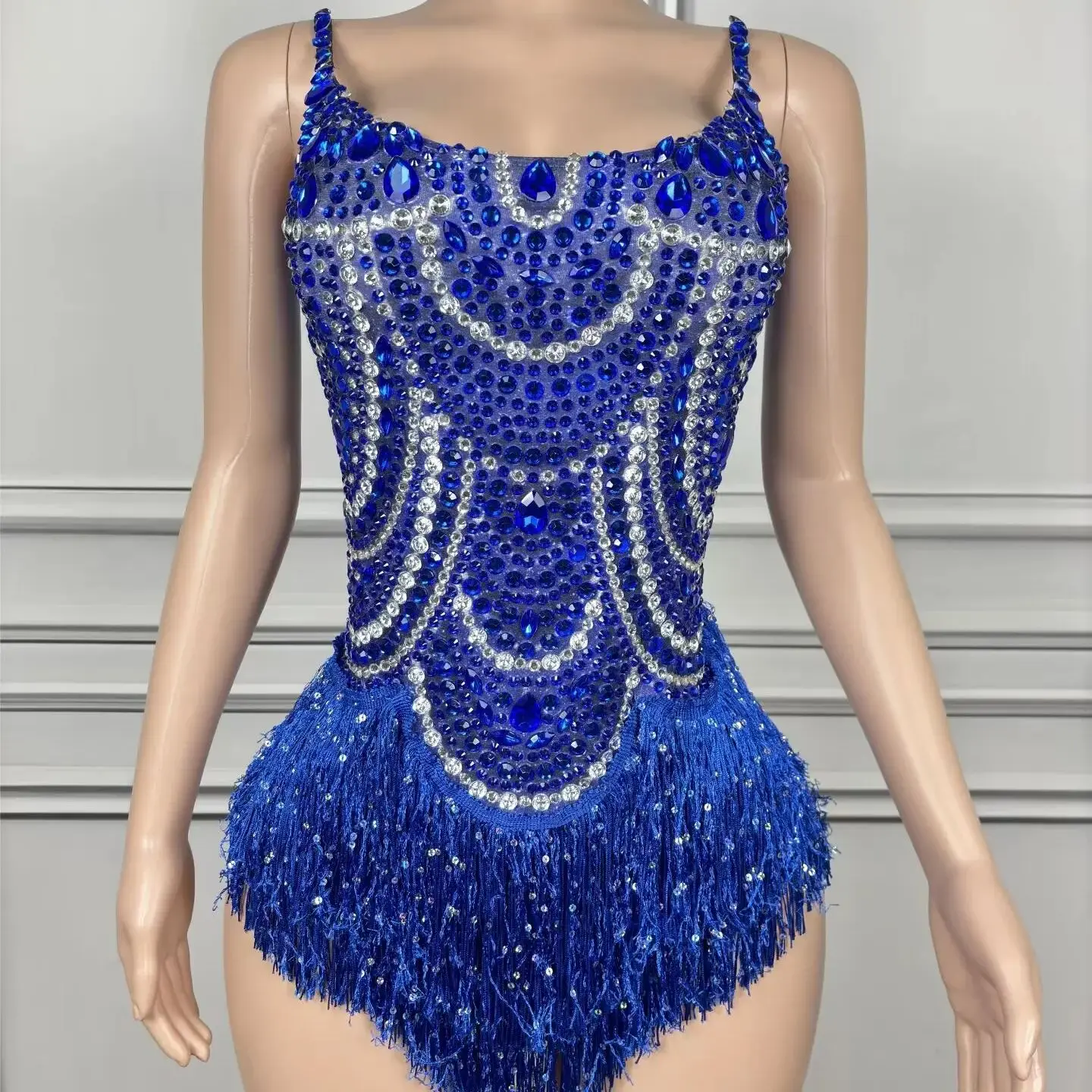 The star sings with the same blue tassel, bright white and wild dance music fest