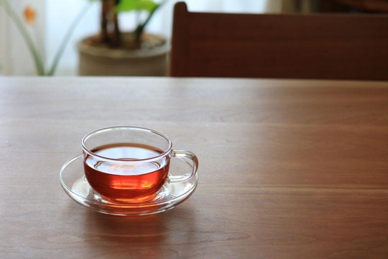 テーブルの上のティーカップ