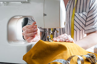 長岡ブラザーのミシンを使う女性