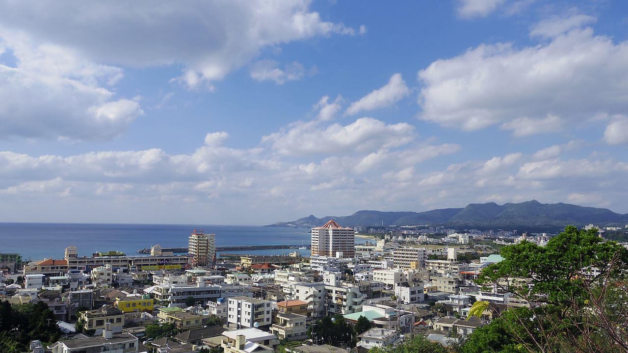海と街並み