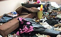 散らかった故人の部屋