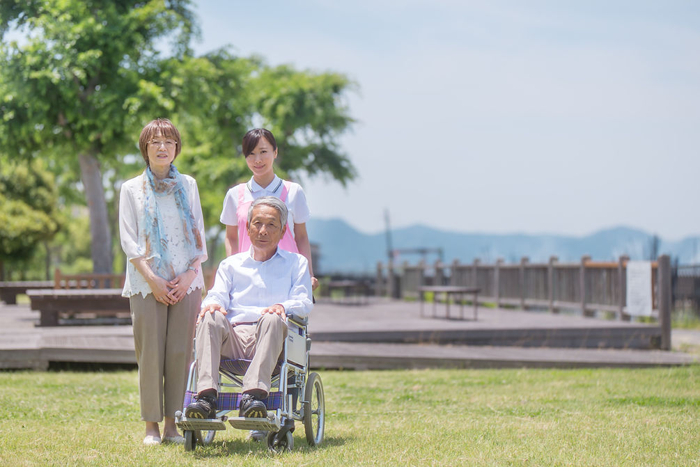 老夫婦とスタッフ