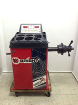 本館1F-車両整備機械ホイールバランサー