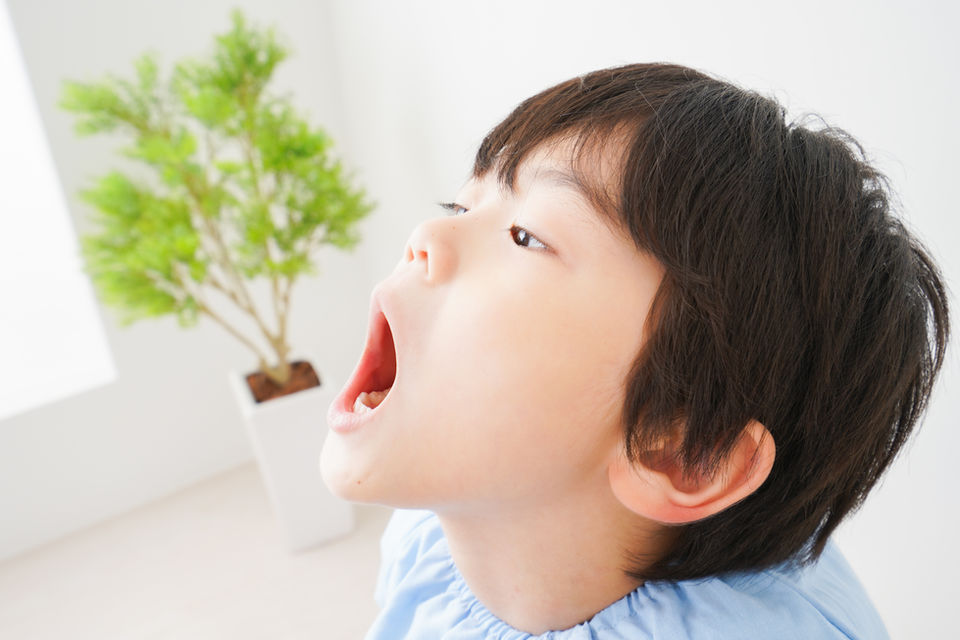 口を開く子ども
