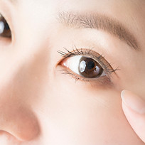 女性の眼