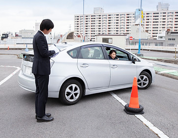 車の教習を受ける生徒