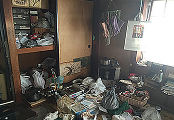 散らかった部屋