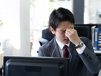 眼精疲労の男性