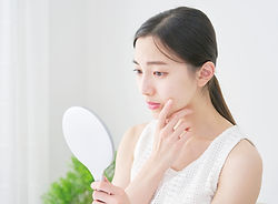 鏡を見る女性