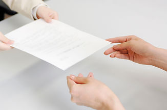 報告書を手渡しする