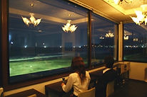 夜景を眺める女性