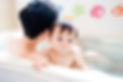 お風呂に入っている赤ちゃん