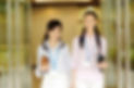 自動ドアを通過して出てくる女性