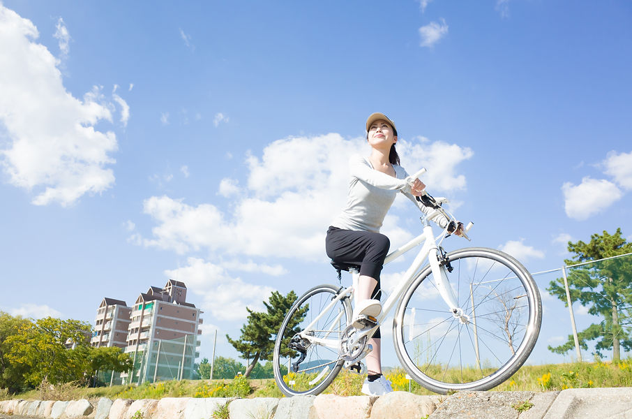 自転車に乗る女性