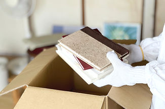 遺品整理でダンボールに詰める作業