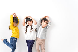 並んで手を挙げる未就学児