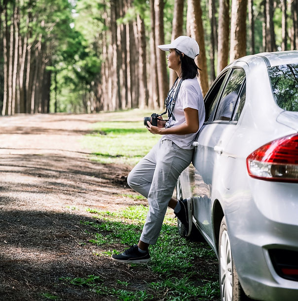 レンタカーで一人旅する女性