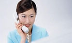 電話対応する女性