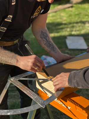 Holzbalken für Tragende Konstruktion beim Kunden in Steinburg vorbereitet