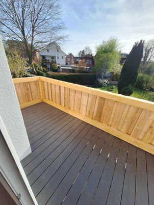 Holz-Balkon mit hochwertigem WPC-Bodenbelag und Geländer aus Lärche in Itzehoe, inklusive Statik