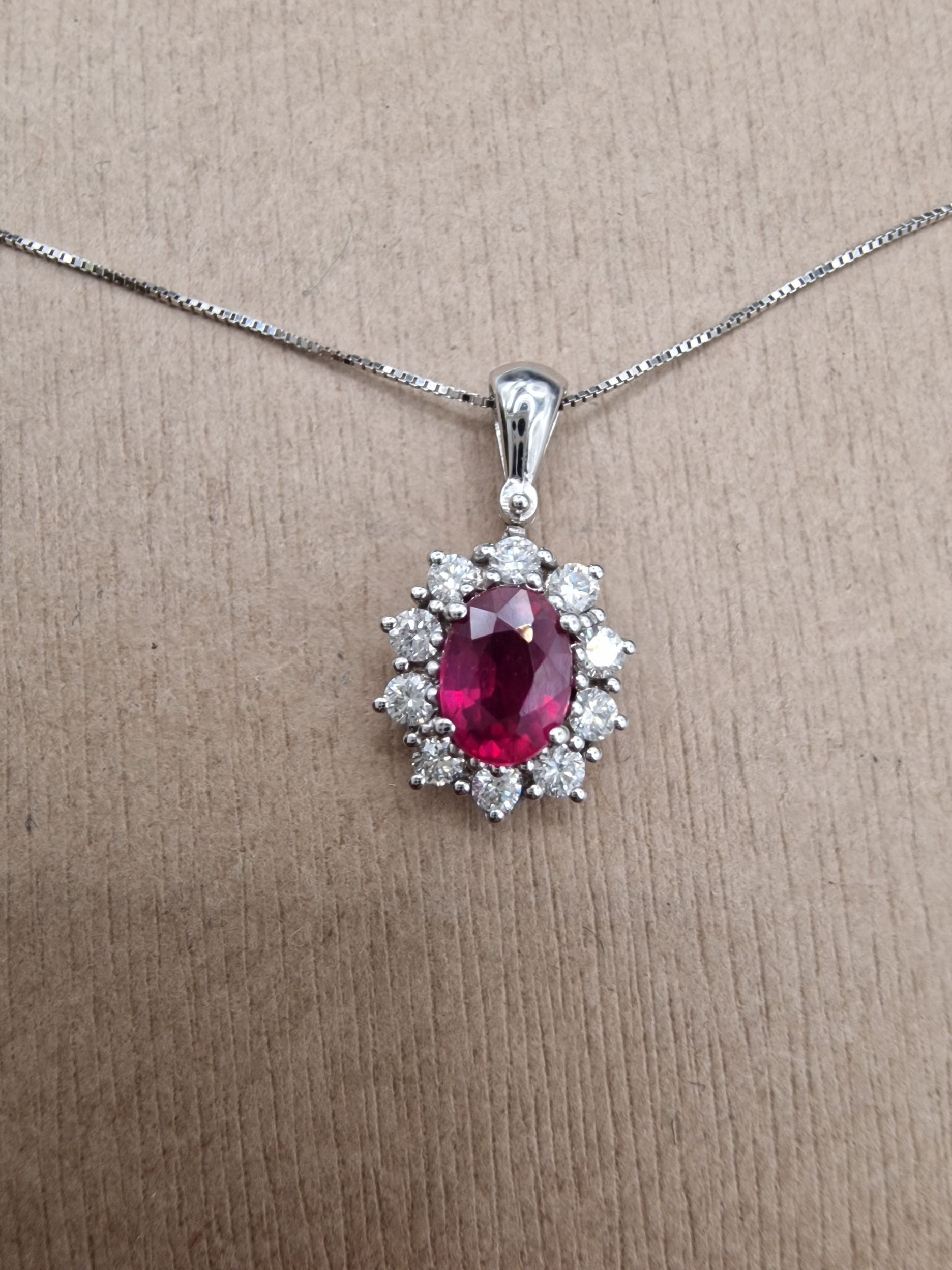 Pendente con rubino e contorno di diamanti