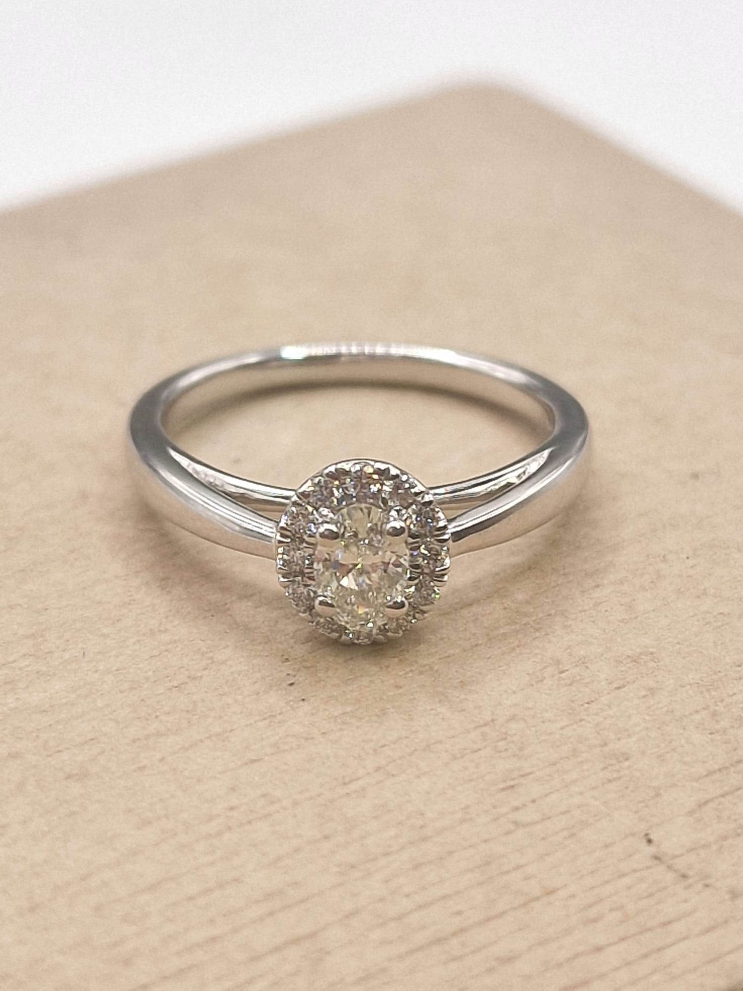 Anello Ovale Diamante