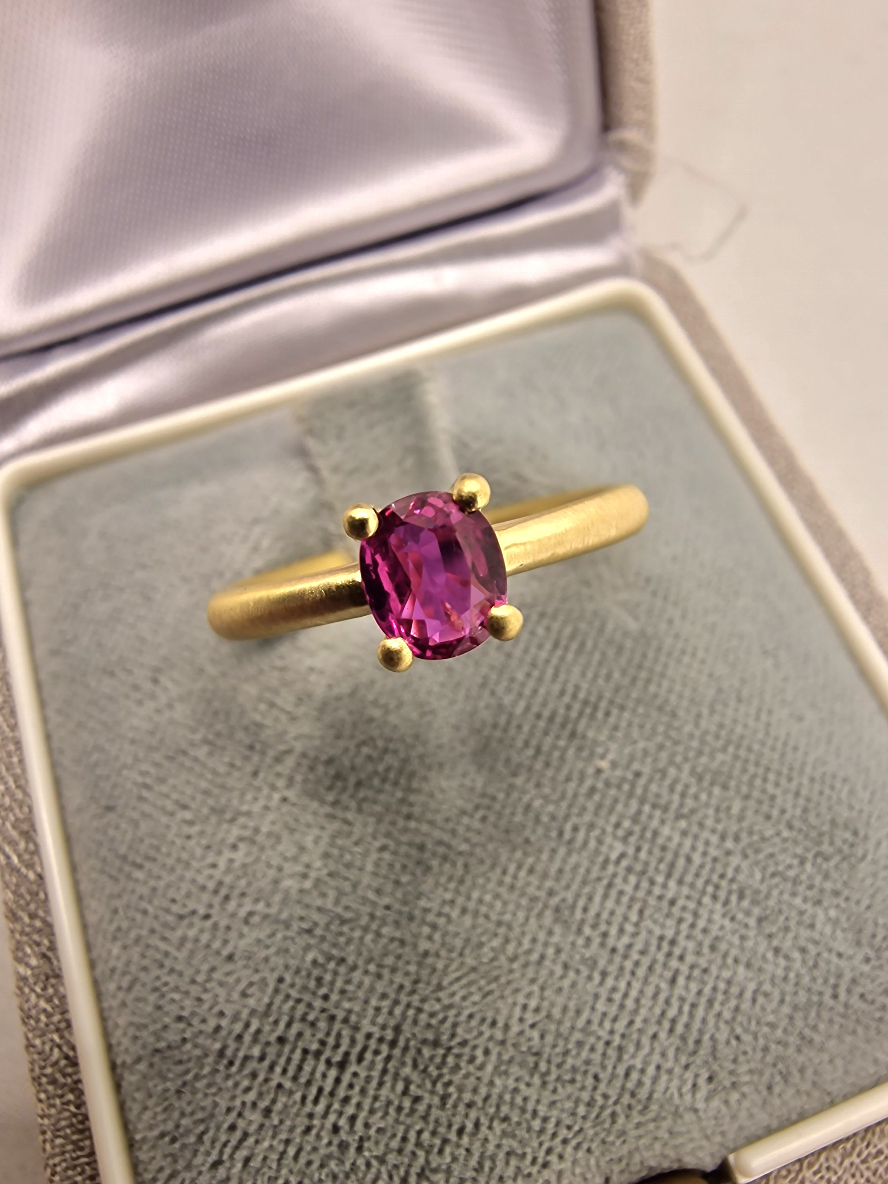 Anello in oro satinato e Ovale Rubino