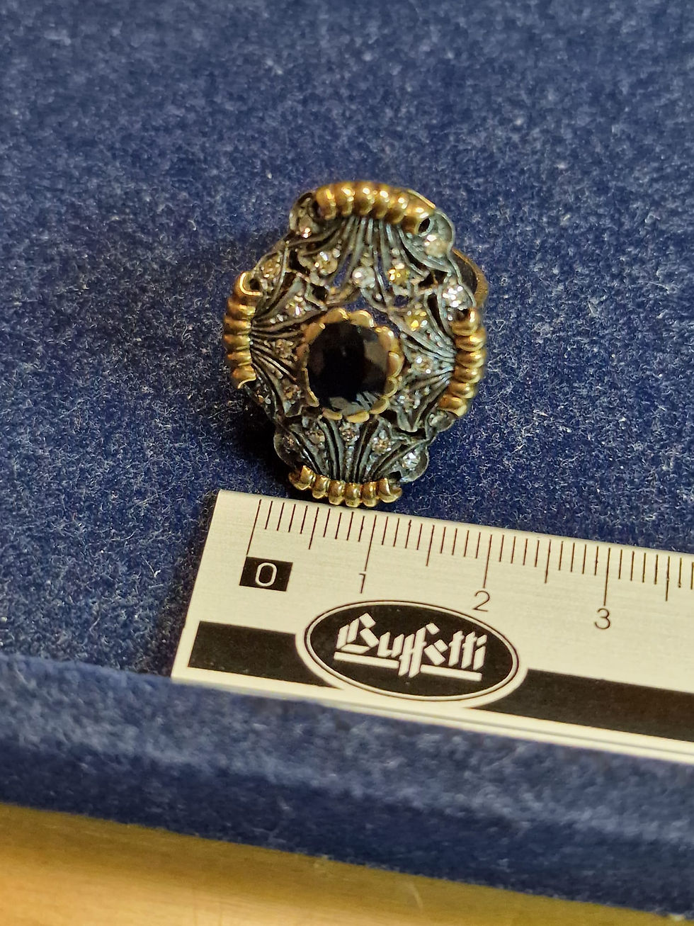 Miniatura: Anello Primi 900' in oro con zaffiro e diamanti naturali