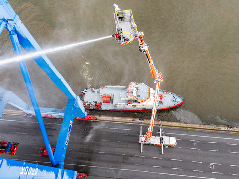 Hamburg. Heights, water, fire. And a Bronto.
