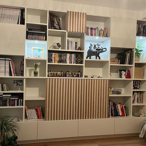 Bibliothèque avec porte coulissante pour télé