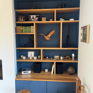 Bibliothèque en bois et tiroirs en sous bassement avec fond et façade peinte