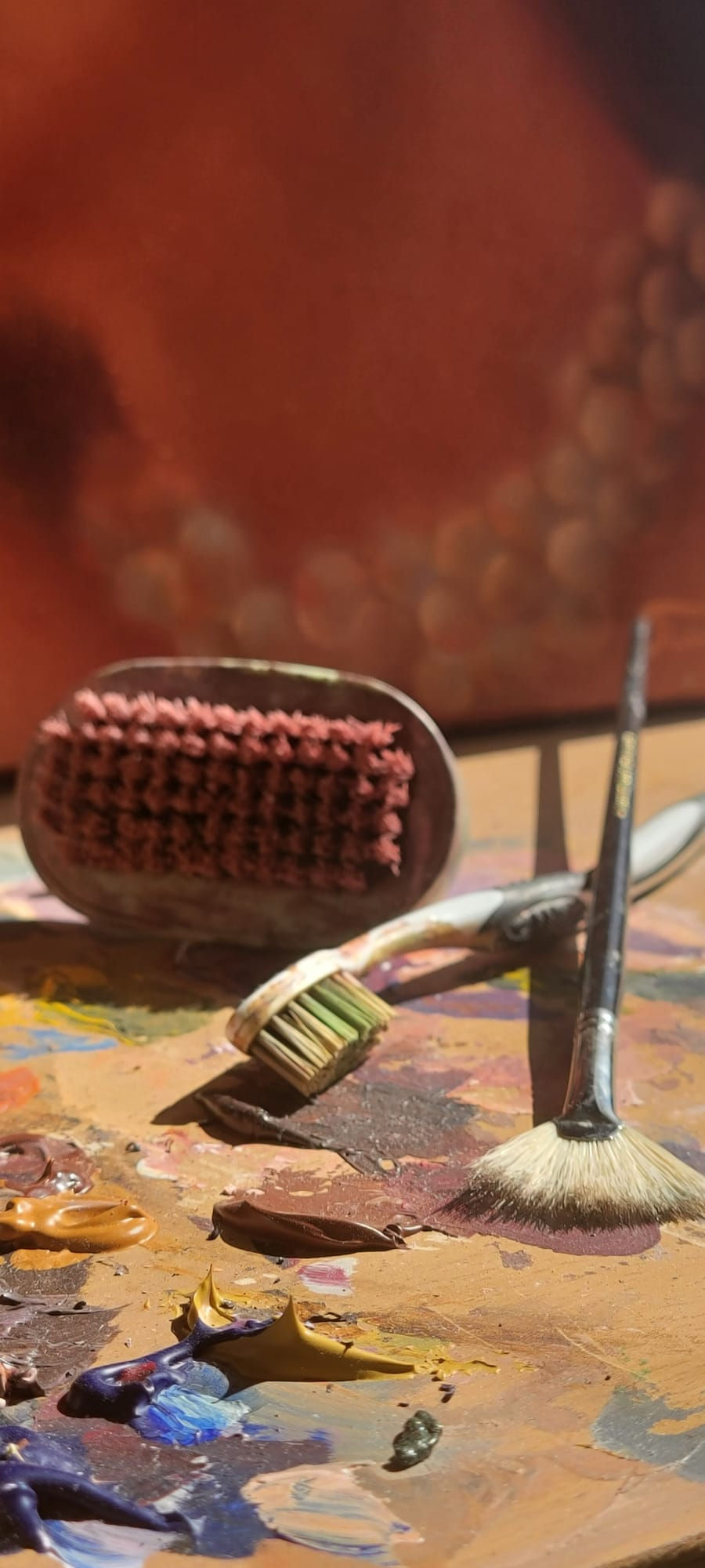 Brosse à dents, brosse à ongles et pinceau éventail : mon trio improbable pour un flou signature.