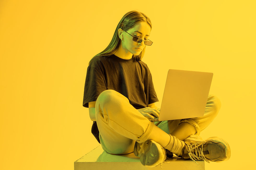 Mulher usando o notbook, está planejando e criando campanhas para clientes.