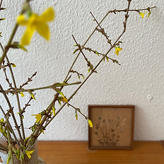 Freundlicher Eingangsbereich mit Blumenstrauß - Vorraum zur Coaching-Hypnose-Praxis von Gedanken ordnen in Leipzig