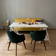 Workshopraum mit großem Tisch und Stühlen, mit Kerzen gemütlich gestaltet, Selbstwert-Workshop, Visionboard-Workshop "Werte&Vision" in Leipzig