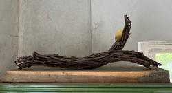 Branche clous rouillés et feuille d'or