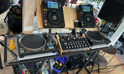 anti howling table on the party with all equipment.