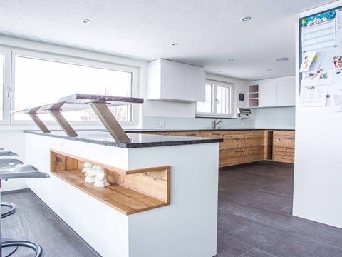 U-Küche in Holz und weiss mit Bar