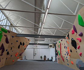 Indoor bouldering walls 2 walls adjacent