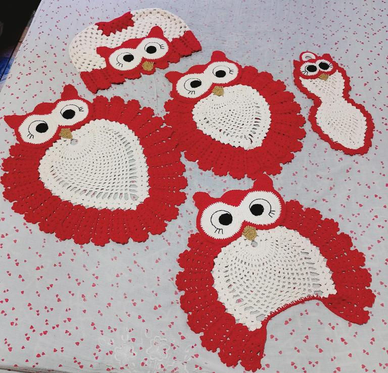 Jogo de banheiro coruja em cores cru e vermelho